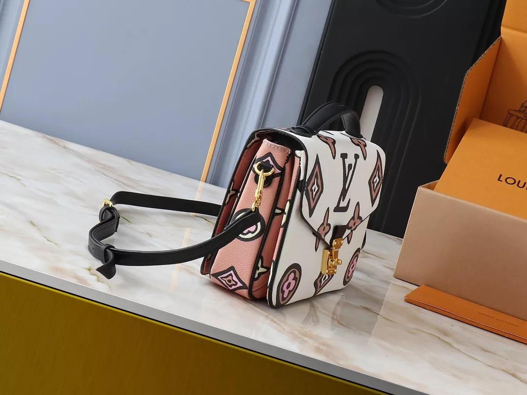 Louis Vuitton AAA Quality Messenger Bags For Women Trendsetting 4237