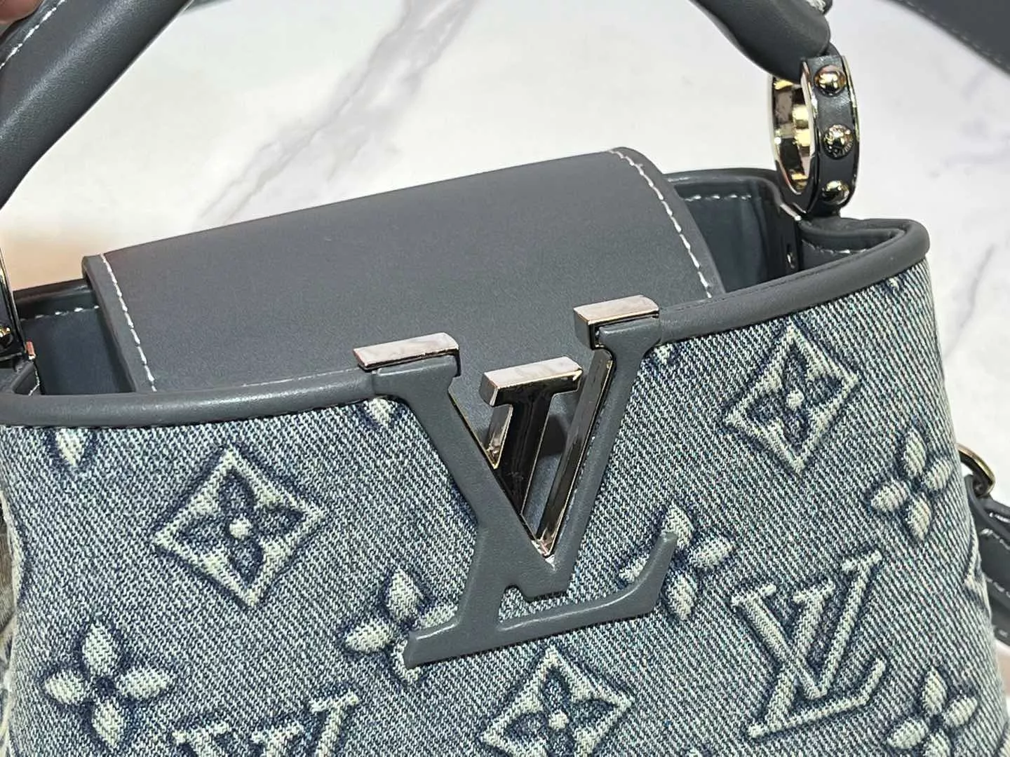 Louis Vuitton AAA Quality Messenger Bags For Women Vibrant 214 - Image 3