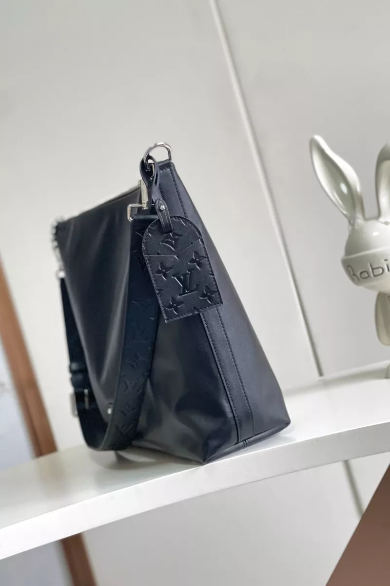 Louis Vuitton AAA Quality Shoulder Bags For Women Classic 9530