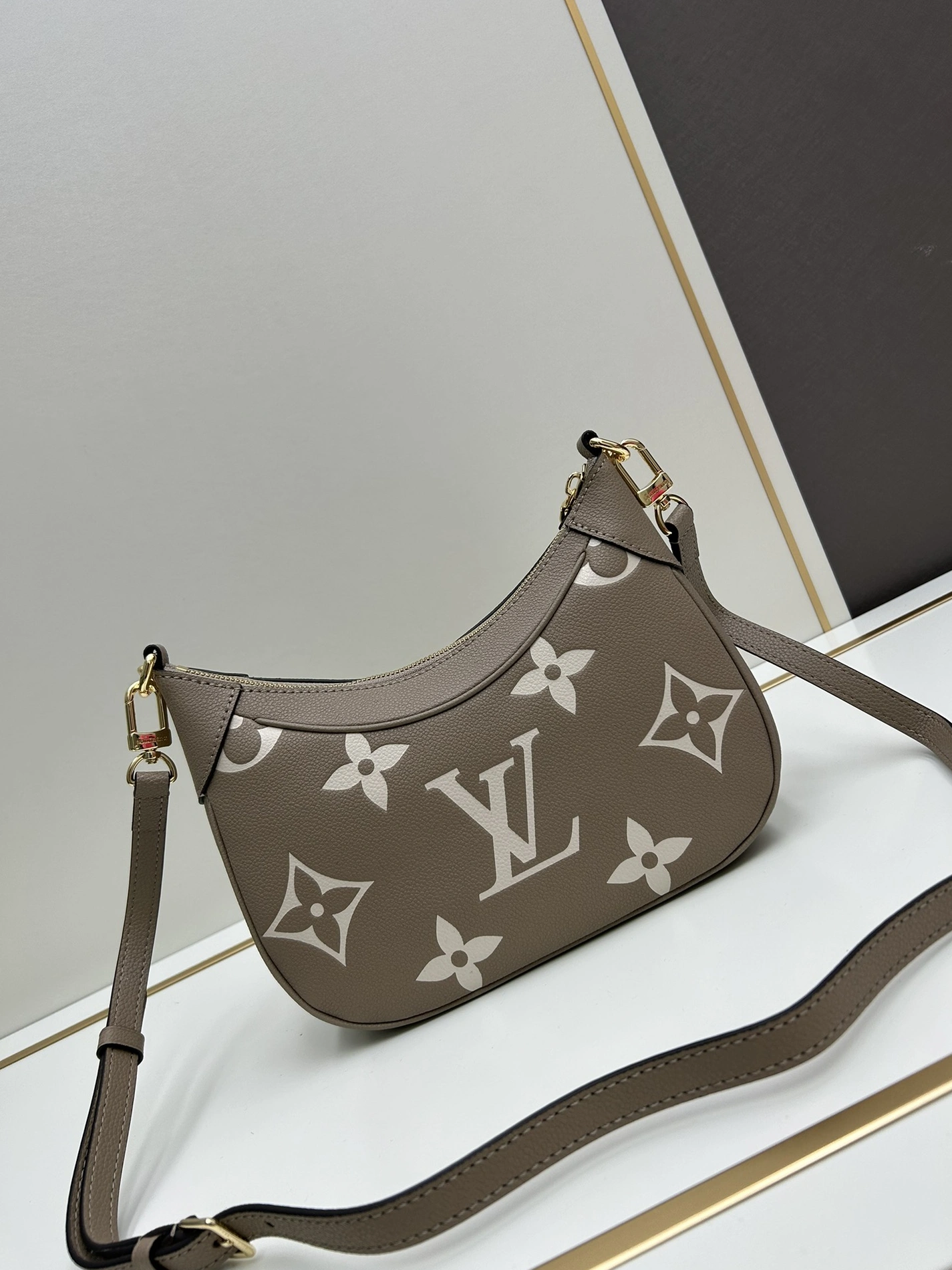 Louis Vuitton AAA Quality Shoulder Bags For Women Practical 4640 - Image 3