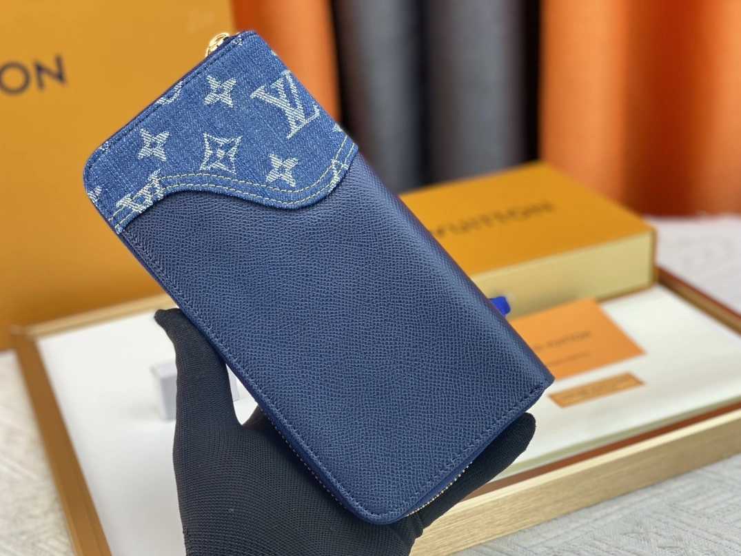 Louis Vuitton AAA Quality Wallets Compact 7911