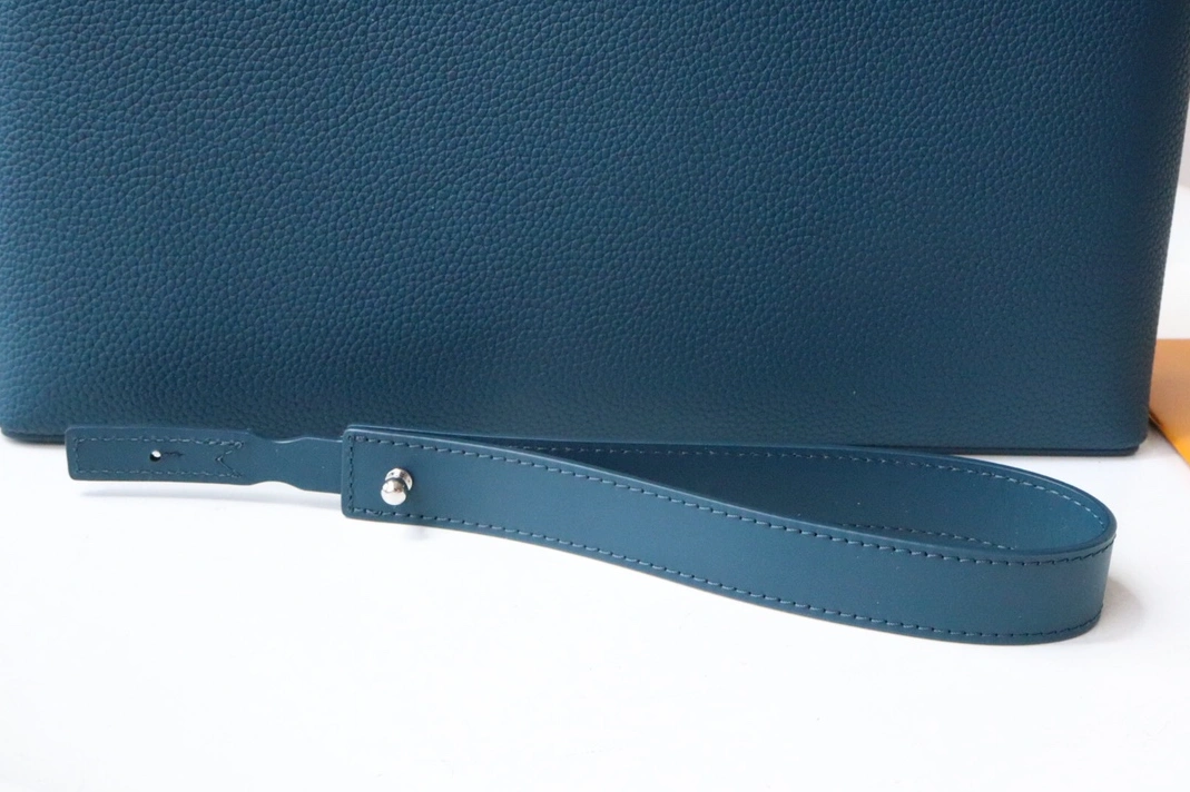 Louis Vuitton AAA Quality Wallets For Unisex Stylish 7246 - Image 3