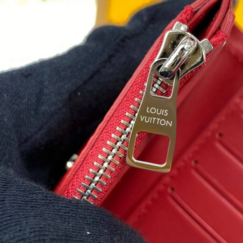 Cowhidele Louis Vuitton Capucines Compact Wallet - Image 7