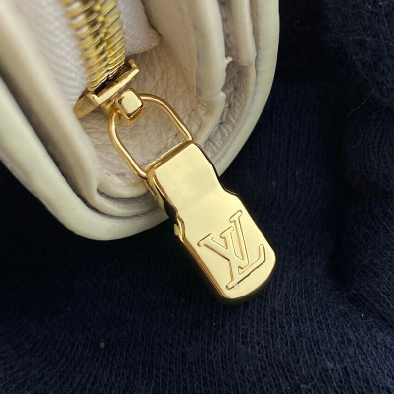 Inside ca Louis Vuitton Clea Wallet Creme - Image 6