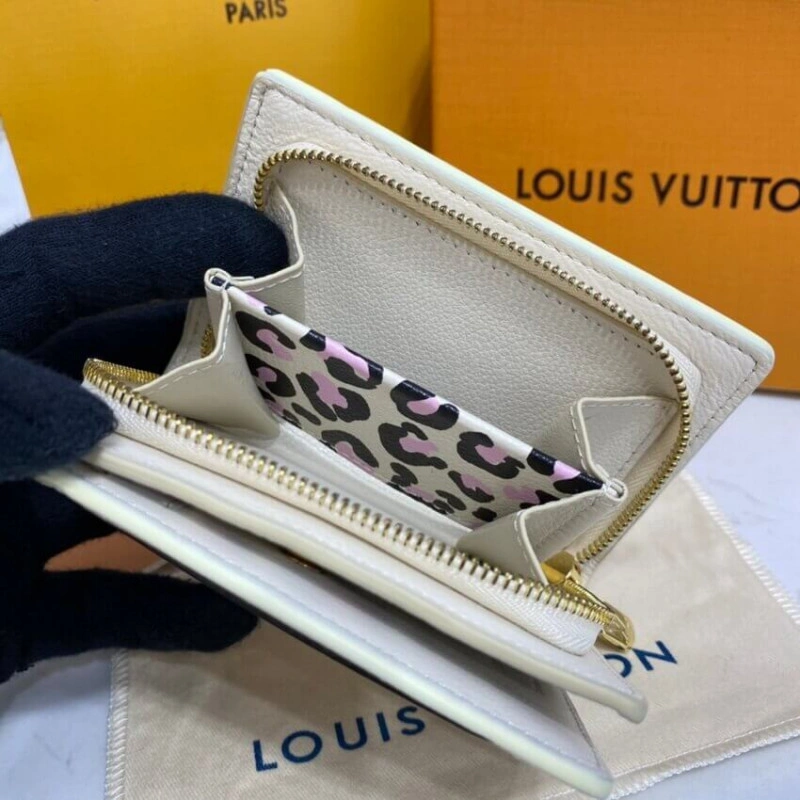 Inside ca Louis Vuitton Clea Wallet Creme - Image 8