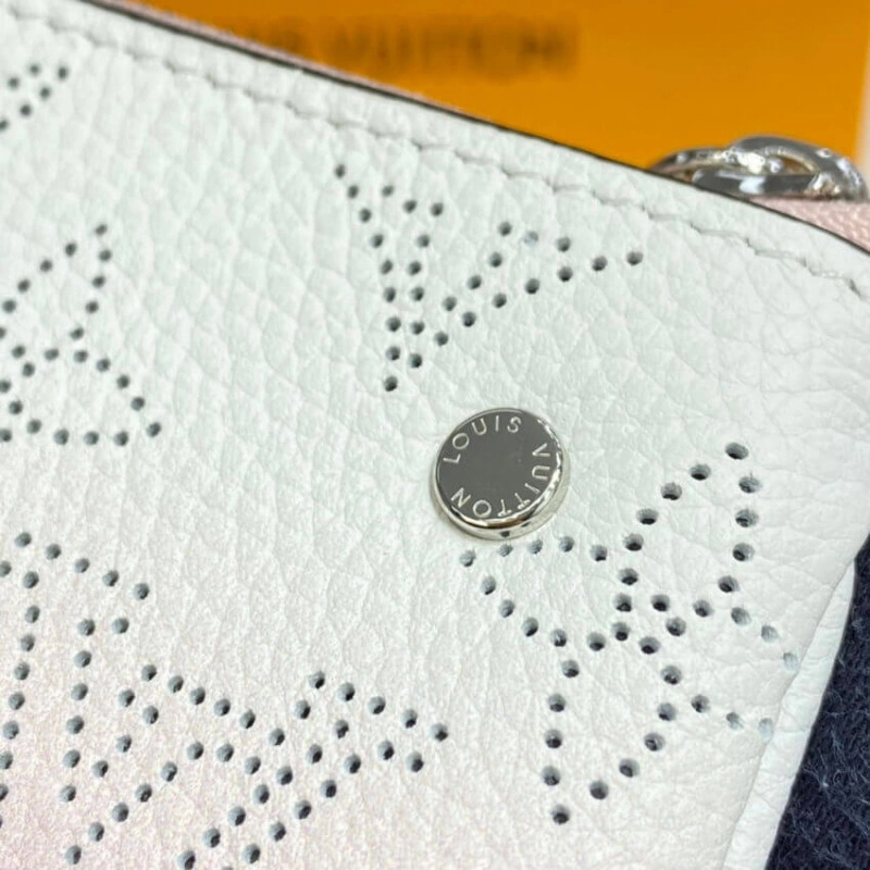 Key ring Louis Vuitton Key Pouch in Pink Gradient Mahina Perforated Leather - Image 6