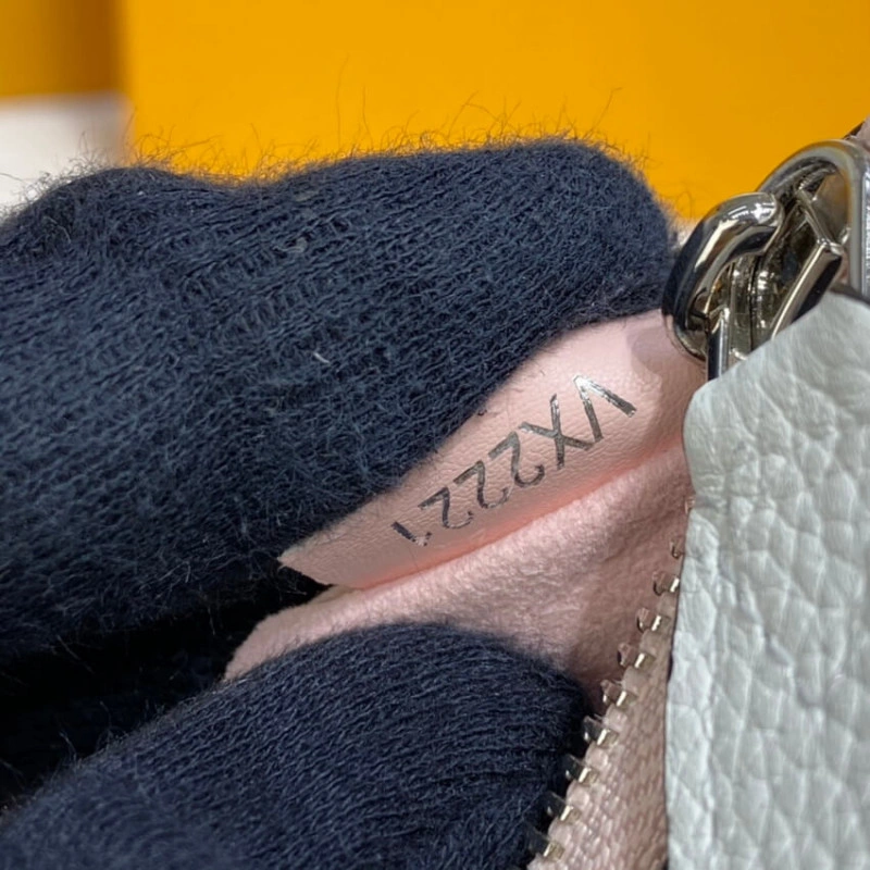 Key ring Louis Vuitton Key Pouch in Pink Gradient Mahina Perforated Leather - Image 9