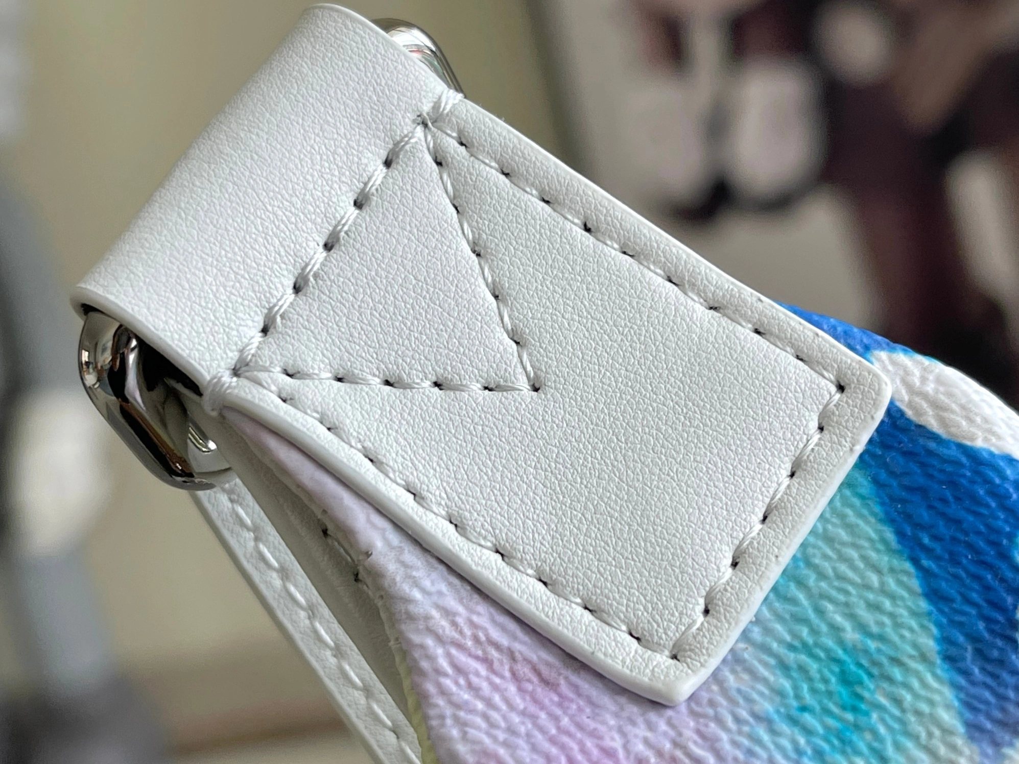 Louis Vuitton LV AAA Quality Belt Bags Practical 5714 - Image 8