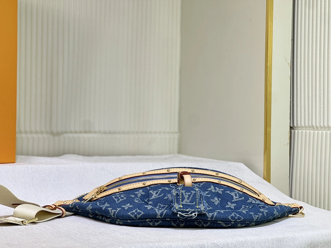 Louis Vuitton LV AAA Quality Belt Bags Versatile 5230 - Image 4