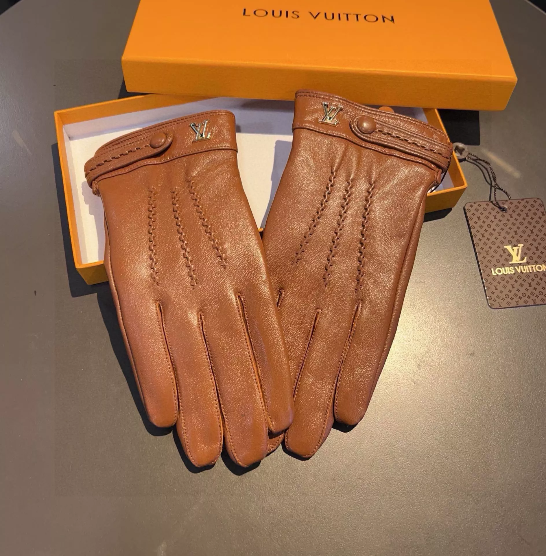 Louis Vuitton LV Gloves For Men Trendsetting 8493 - Image 3