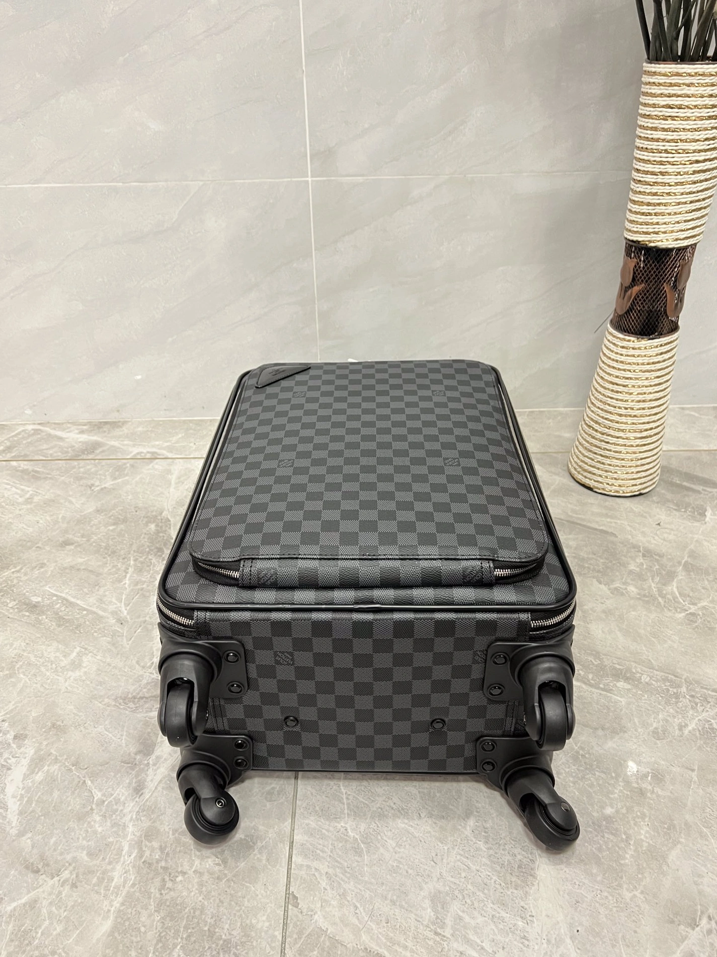 Louis Vuitton Luggage Classic 3253 - Image 5