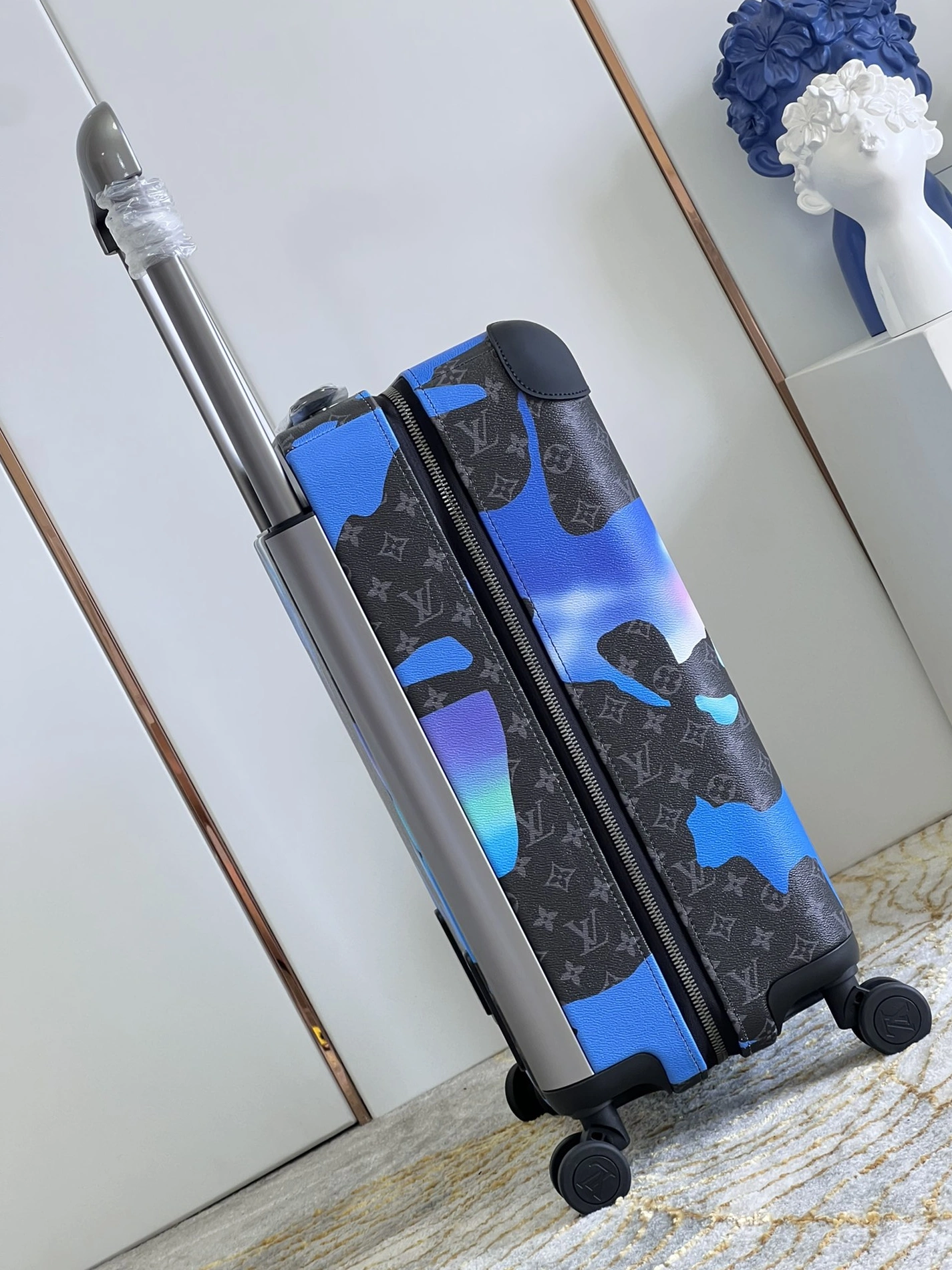 Louis Vuitton Luggage Unique 3708 - Image 3