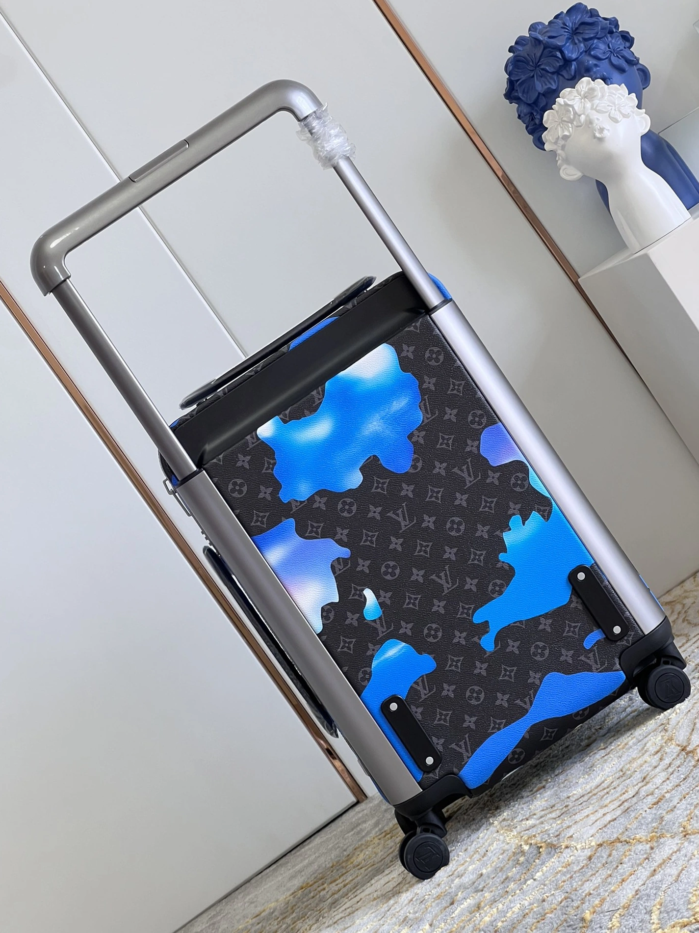 Louis Vuitton Luggage Unique 3708 - Image 4