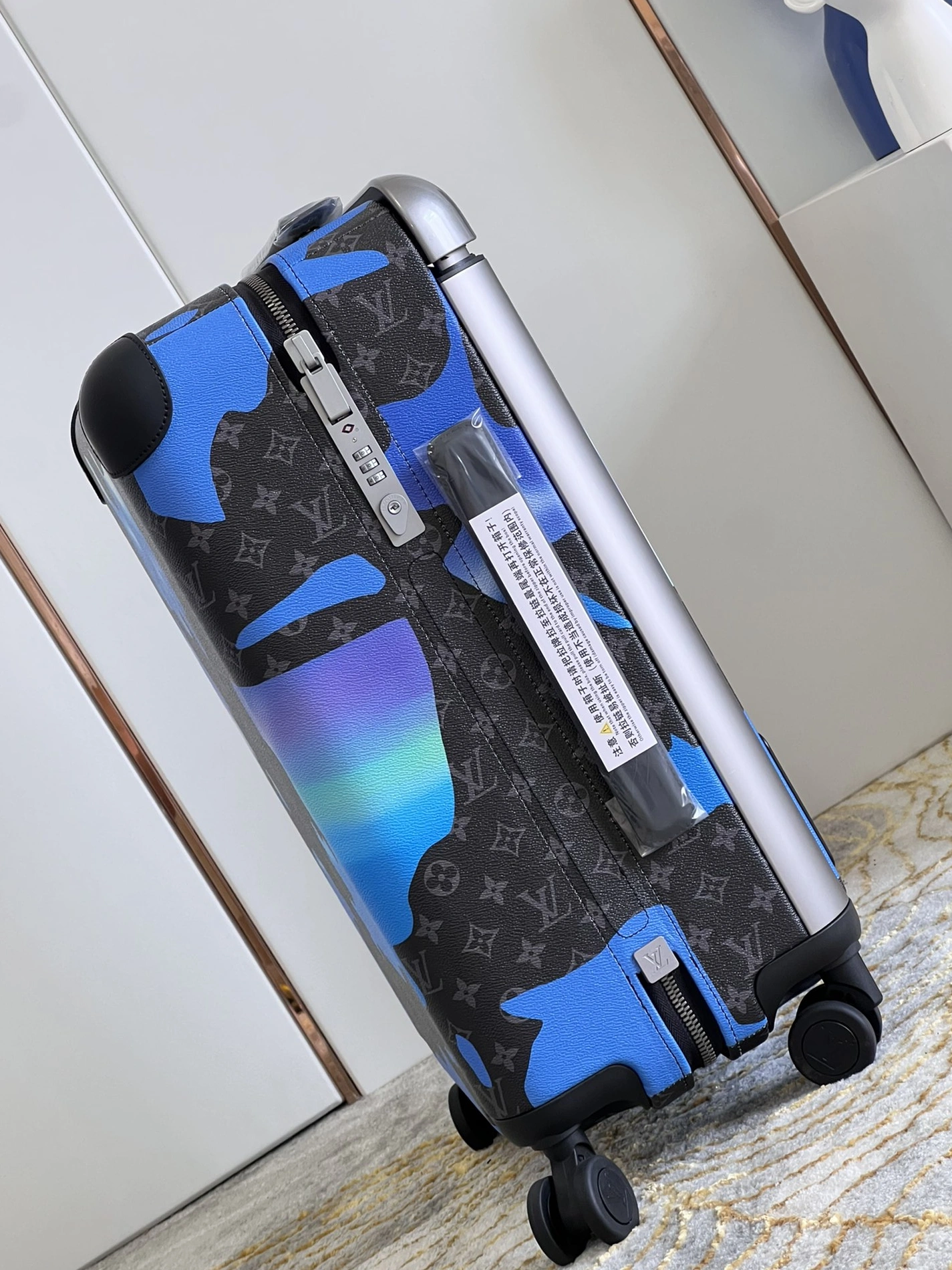 Louis Vuitton Luggage Unique 3708 - Image 6