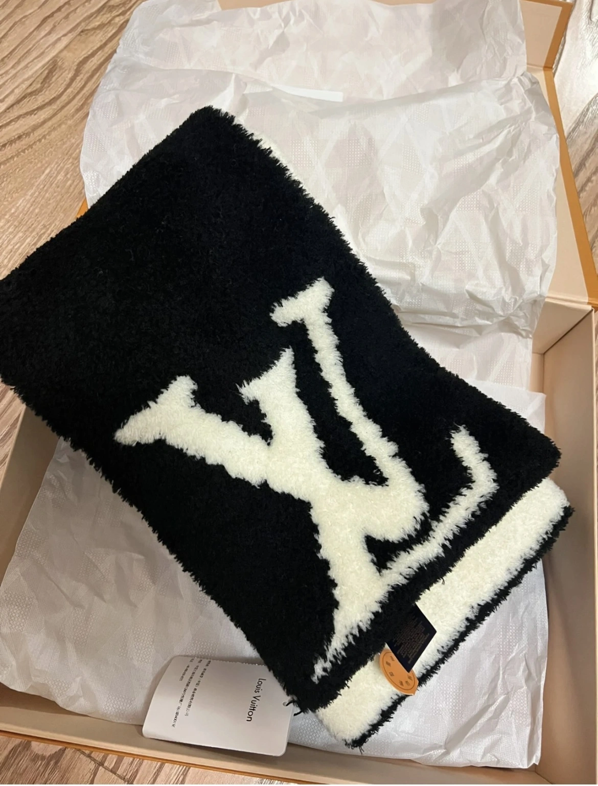Louis Vuitton M79399 Comfy Black White Scarf - Image 6