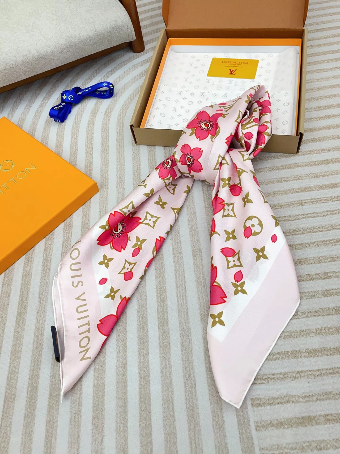Louis Vuitton Silk Squares Efficient 4165 - Image 3