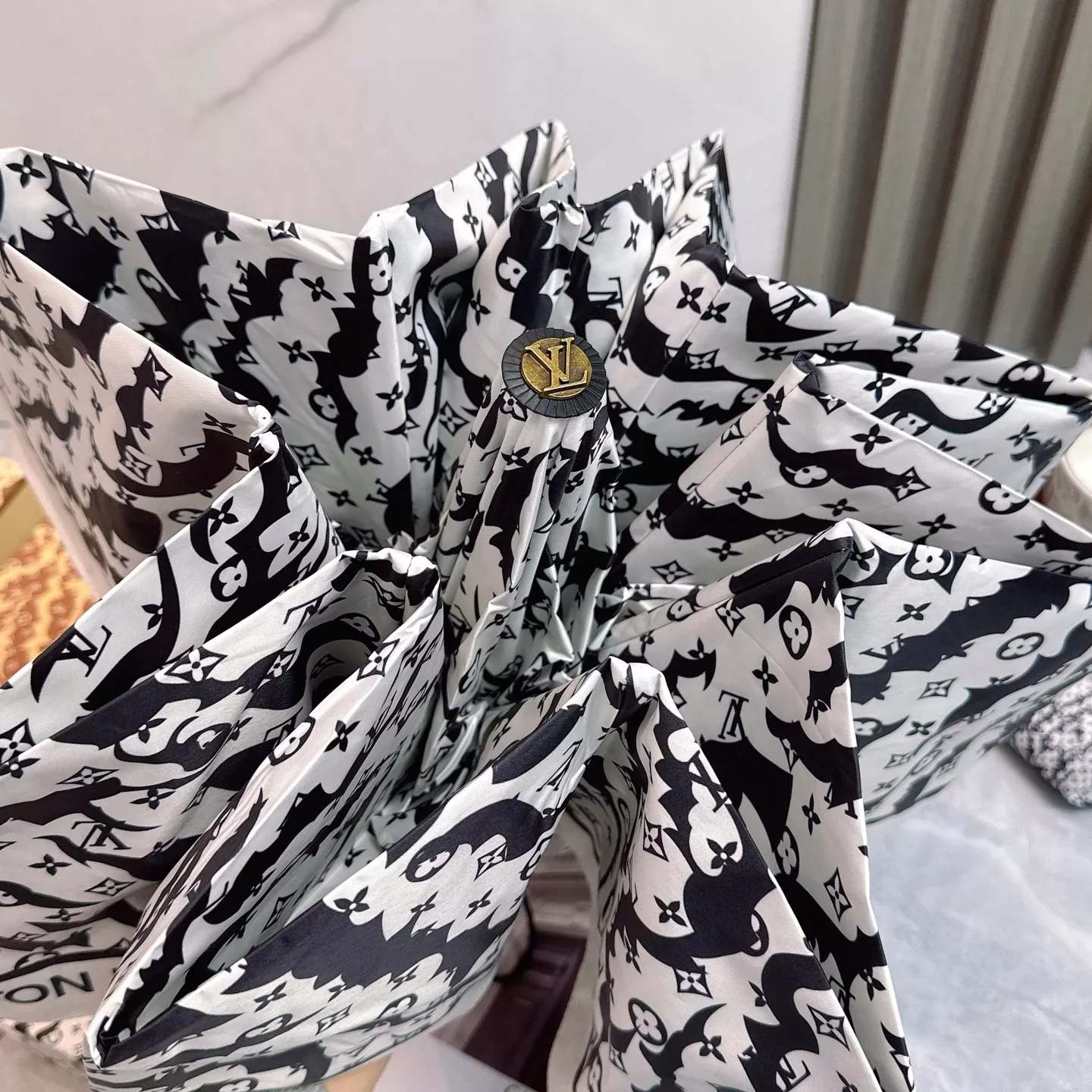 Modern 5838 Louis Vuitton Umbrellas - Image 4