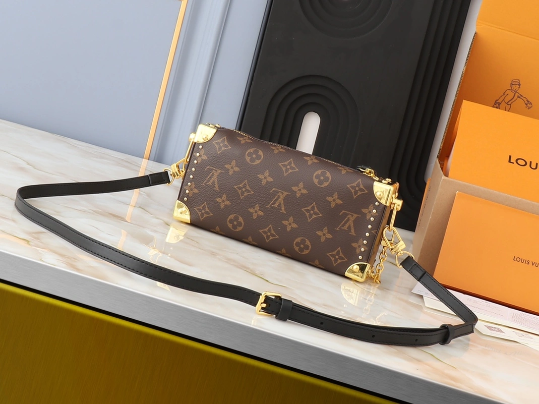 Refined 9009 Louis Vuitton AAA Quality Messenger Bags For Women