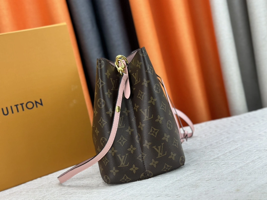 Reliable 183 Louis Vuitton AAA Quality Messenger Bags For Women