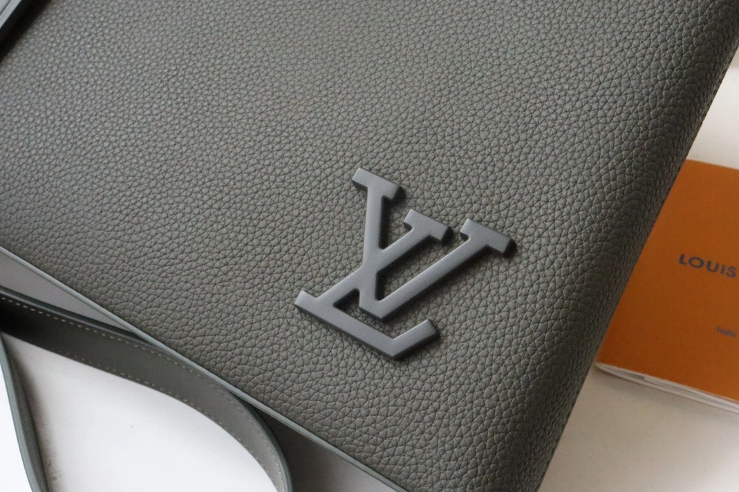 Resilient 1750 Louis Vuitton AAA Quality Wallets For Unisex - Image 4