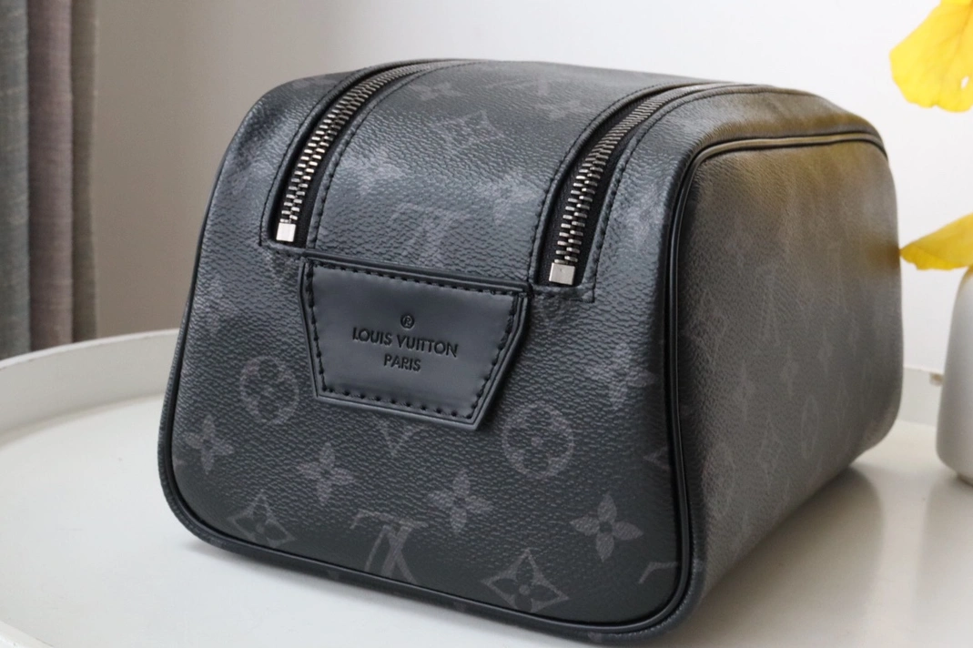 Sleek 4007 Louis Vuitton AAA Quality Handbags For Women - Image 4