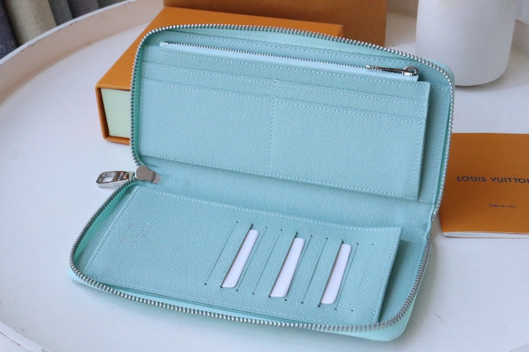 Sleek 9125 Louis Vuitton AAA Quality Card Case - Image 5