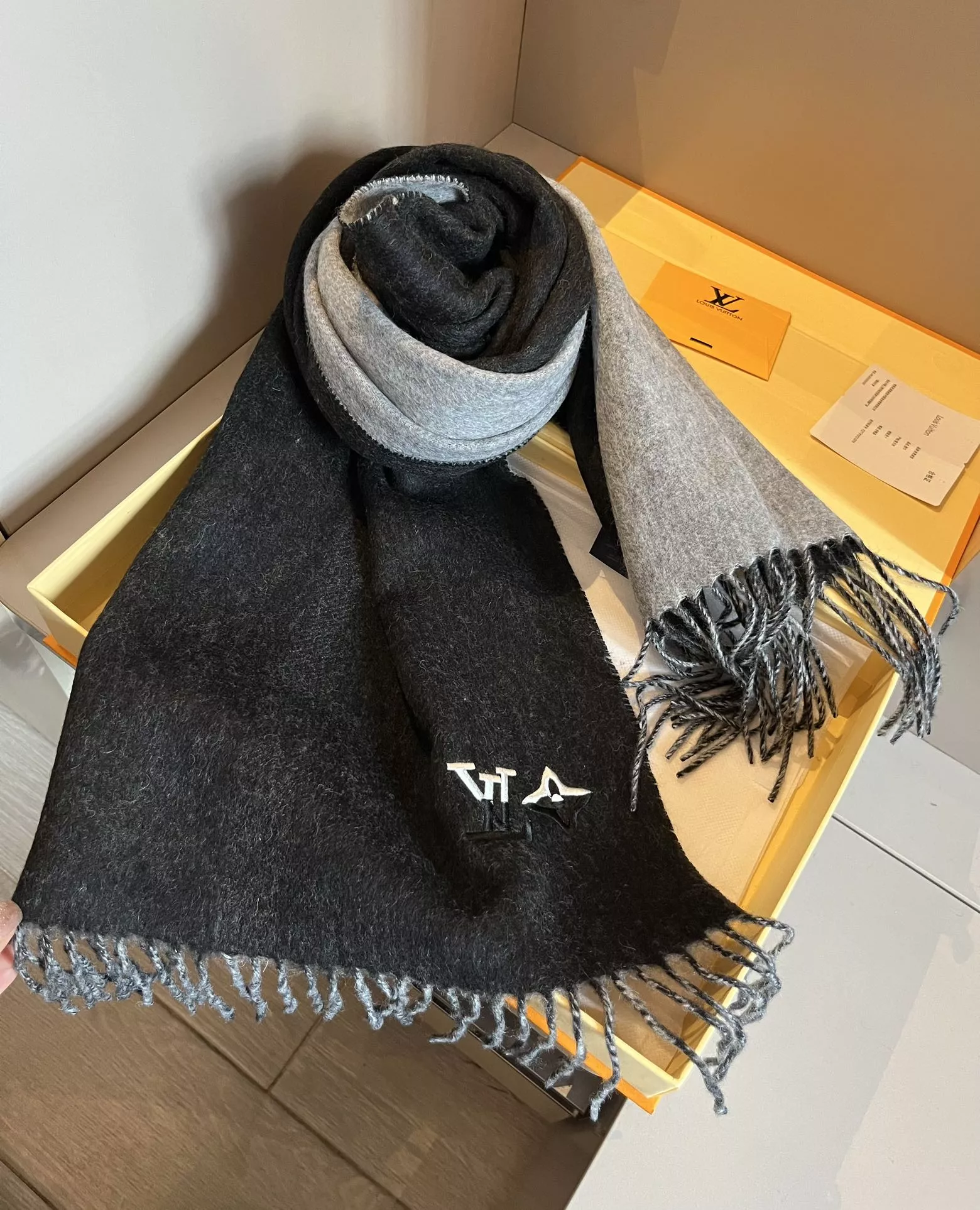 Stylish 1750 Louis Vuitton Scarf For Unisex