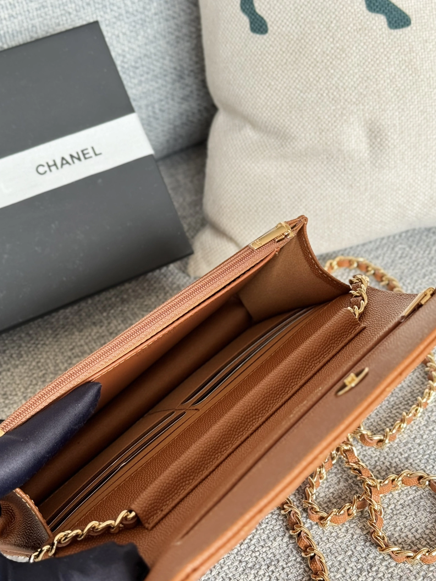 Stylish 1860 Chanel AAA Quality Messenger Bags In Gold For Women - Image 8