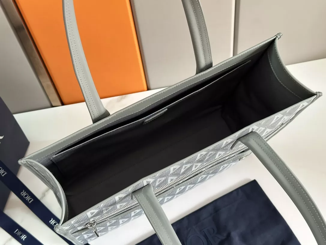 Stylish 701 Christian Dior AAA Man Handbags - Image 8