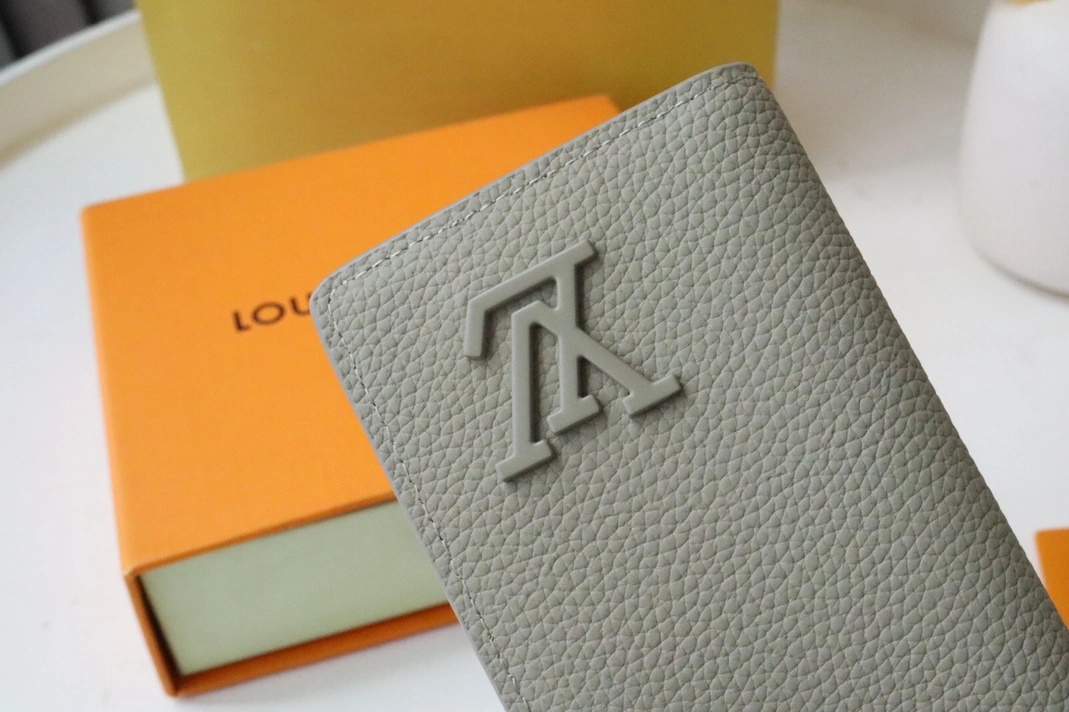 Trendsetting 4546 Louis Vuitton AAA Quality Card Case - Image 4