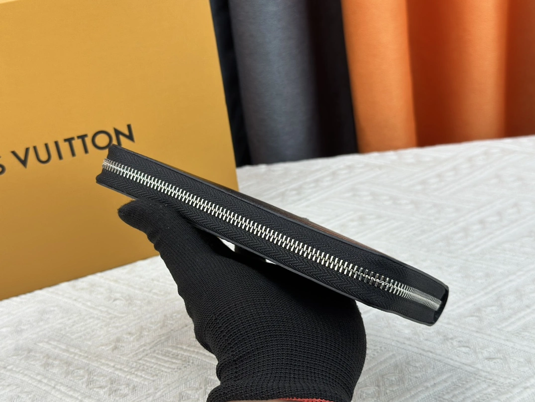 Trendy 1312 Louis Vuitton LV Card Case For Unisex - Image 3