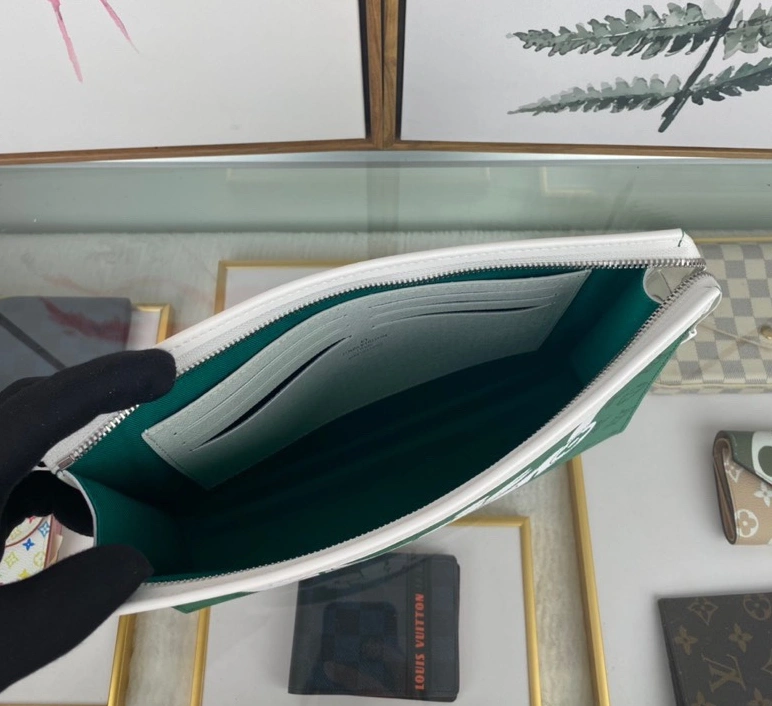 UrbanStyle 3221 Louis Vuitton AAA Quality Wallets For Unisex - Image 4