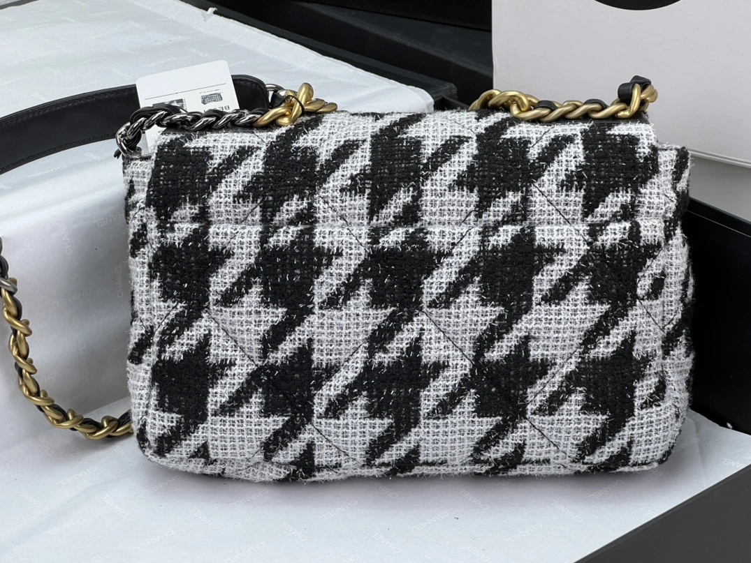 Versatile 5995 Chanel AAA Quality Messenger Bags For Women - Image 4