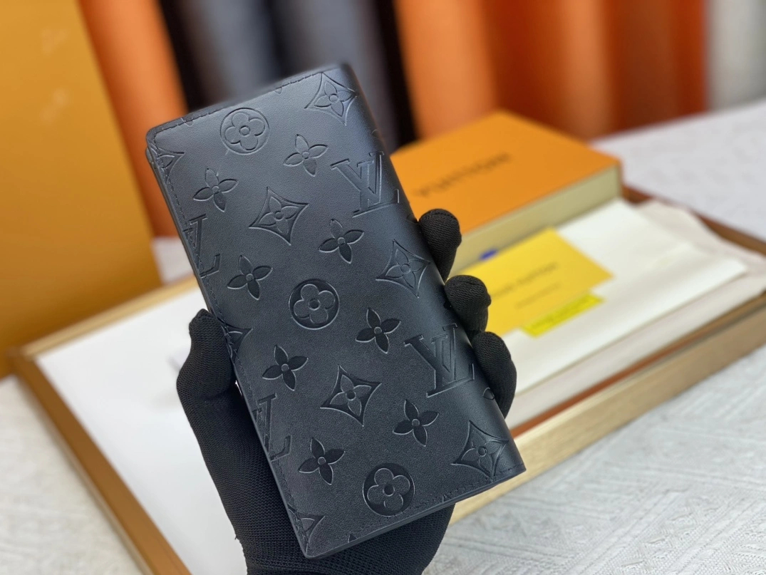 Versatile 8476 Louis Vuitton LV Wallets