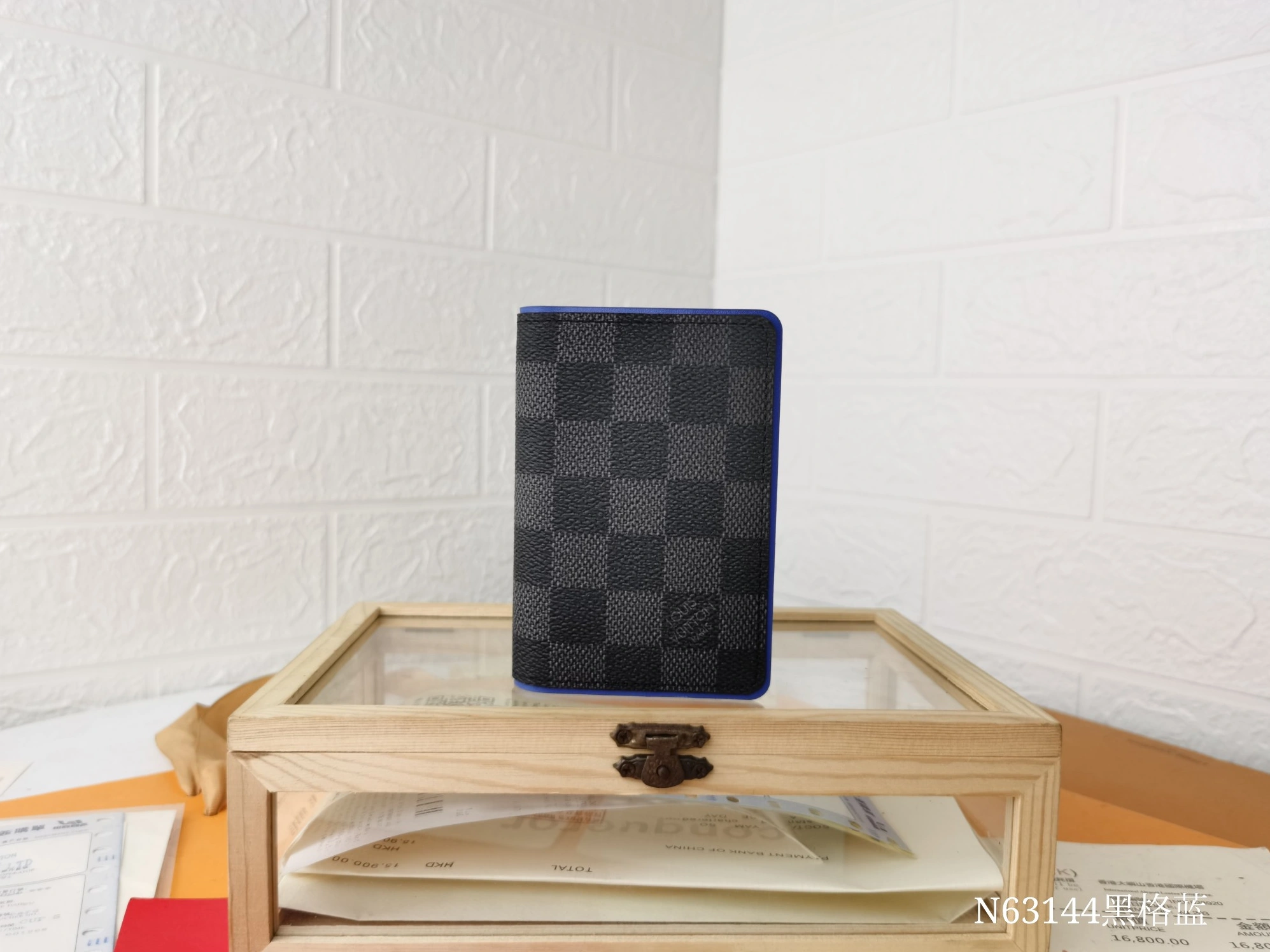 Vibrant 1713 Louis Vuitton LV Card Case For Unisex