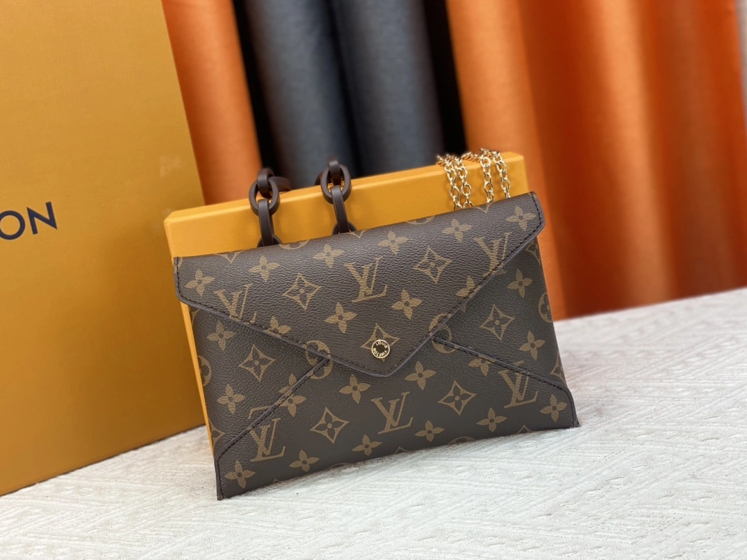 WellDesigned 3642 Louis Vuitton AAA Quality Wallets For Women - Image 4
