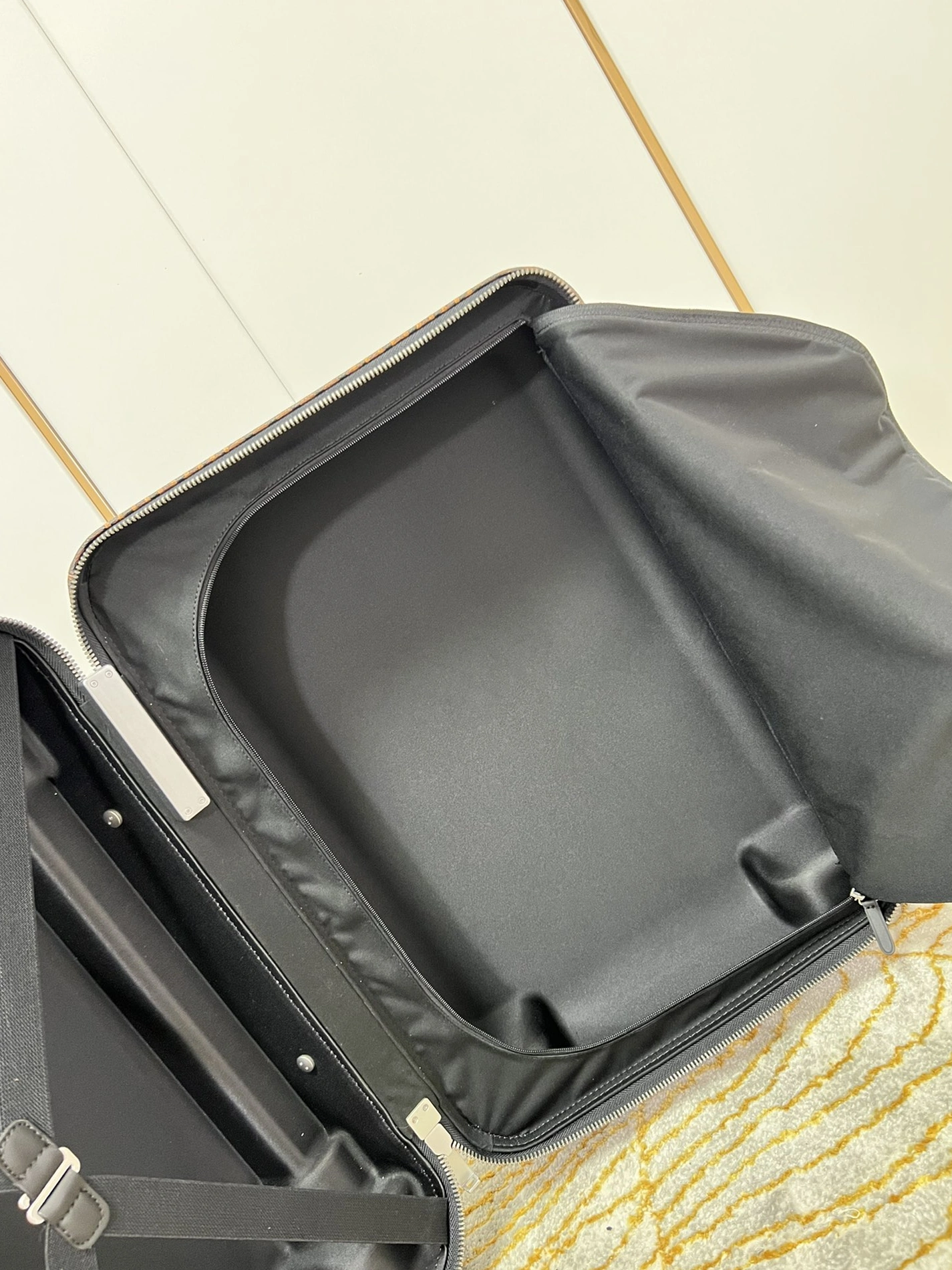 WellDesigned 7097 Louis Vuitton Luggage - Image 8