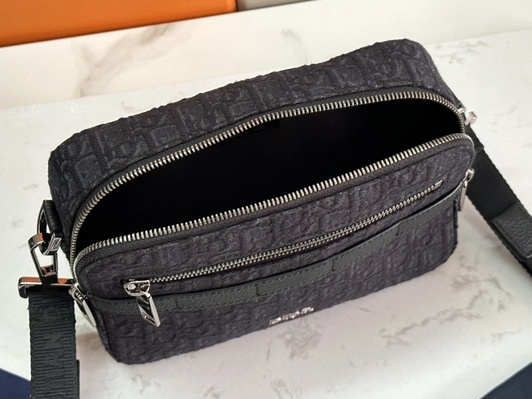 WellDesigned 9909 Christian Dior AAA Man Messenger Bags - Image 8