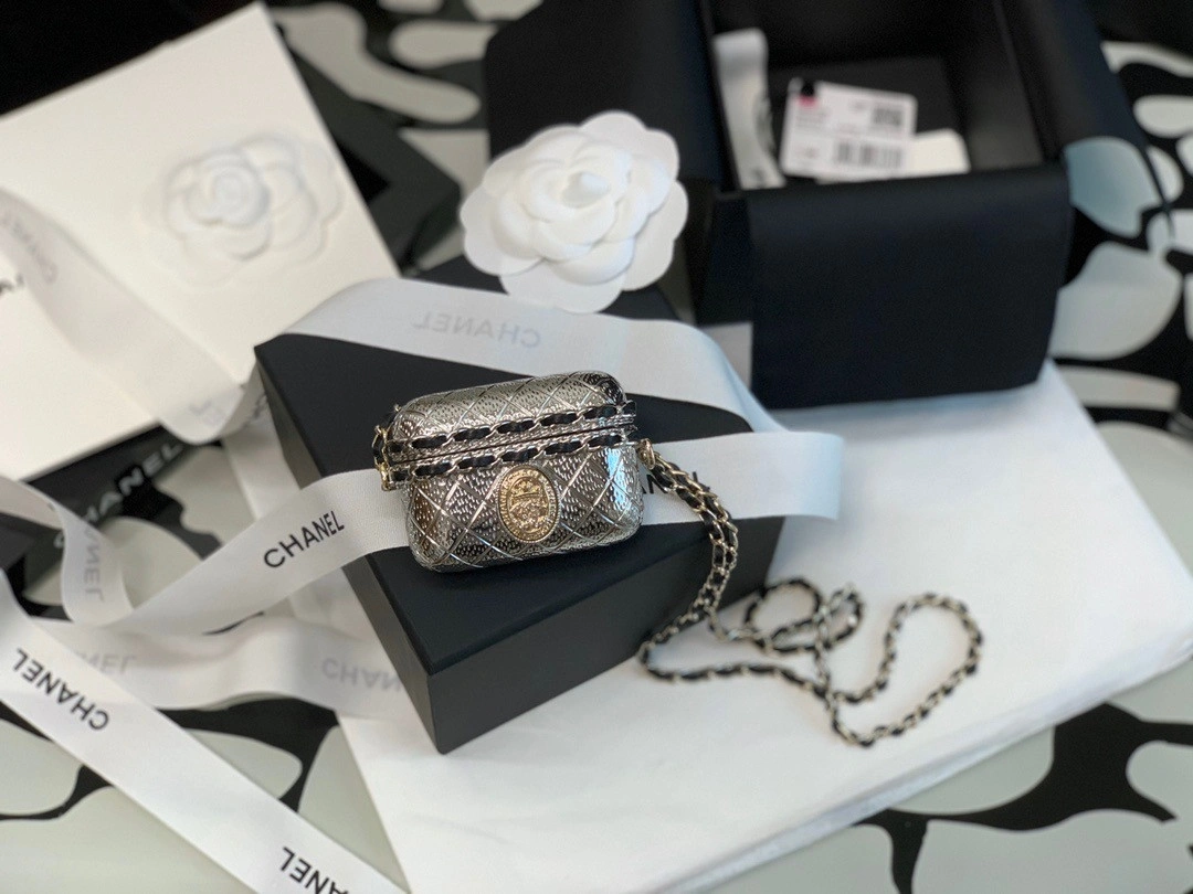 CHANEL AIRPODS CASE NECKLACE SmartChoice 1710