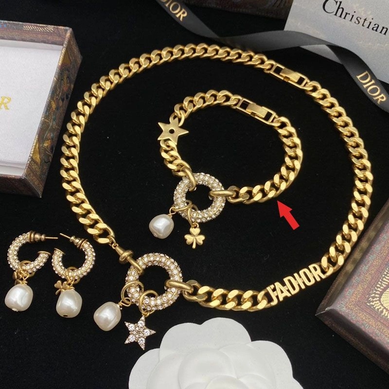 Dior 30 Montaigne Bracelet Metal, White Crystals With A White Resin Pearl Gold - Image 4