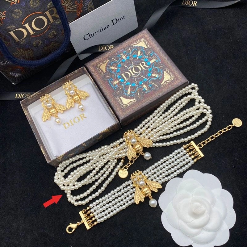 Dior Bee Necklace In Metal and White Resin Pearls Gold - Image 3