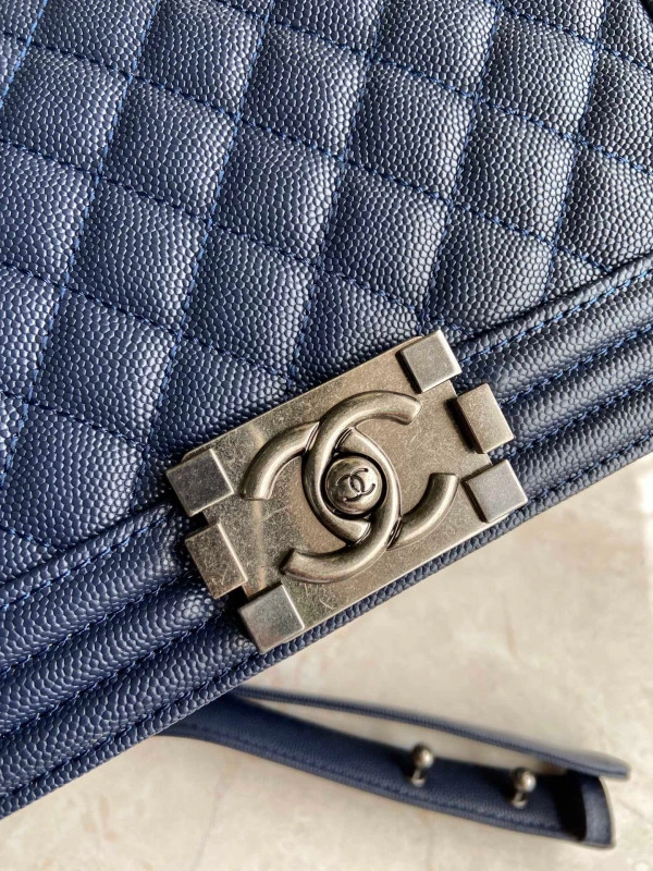 WellDesigned CHANEL BOY BAG 260 - Image 7