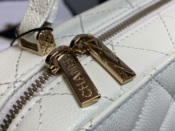 Fashionable CHANEL VANITY CASE 1238 - Image 7